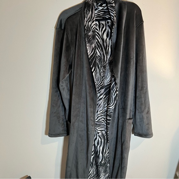 Natori Men's Kasem Tiger-Print Shawl-Collar Velour Robe - Picture 4 of 6